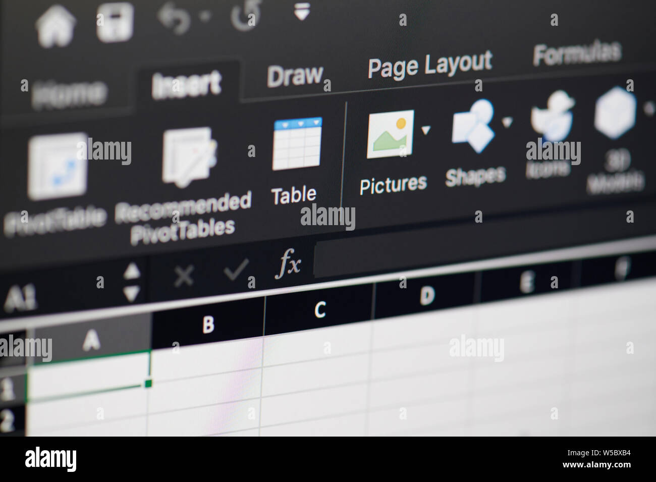New york, Stati Uniti d'America - 26 luglio 2019: utilizzando Microsoft Office Excel software sul computer macro vista ravvicinata in pixel dello schermo Foto Stock