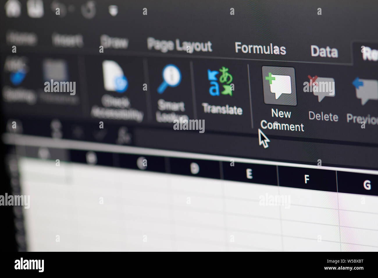 New york, Stati Uniti d'America - 26 luglio 2019: Aggiungere coment in Microsoft Office Excel software sul computer macro vista ravvicinata in pixel dello schermo Foto Stock