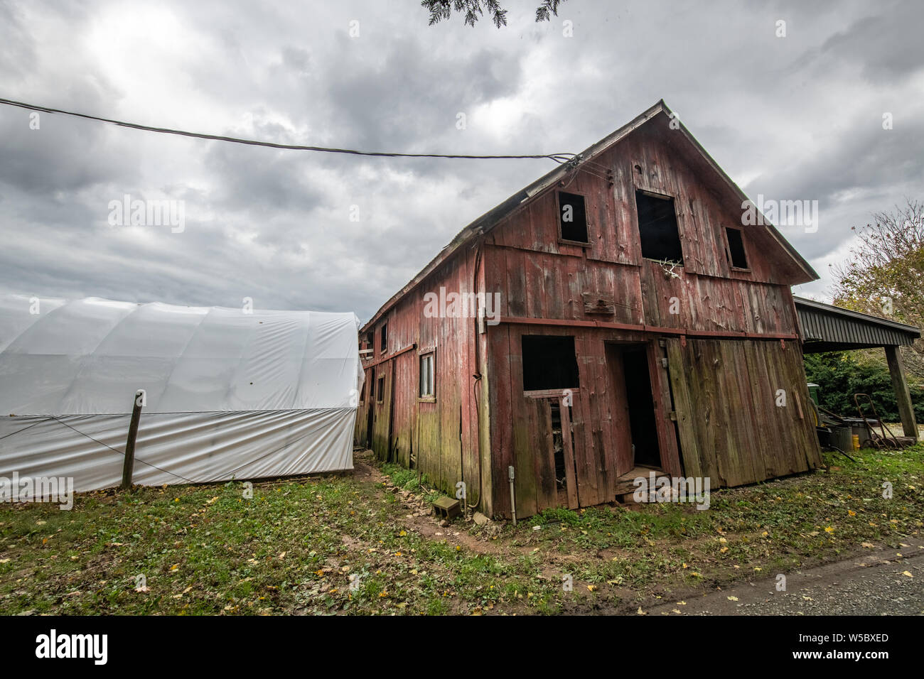 Un fienile circondato dal cielo tempestoso in Fallston, MD Foto Stock