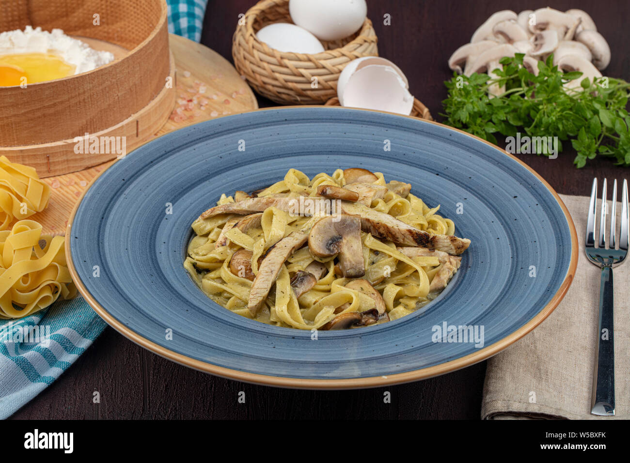 La pasta italiana - Fetucini Alfredo sulla piastra Foto Stock