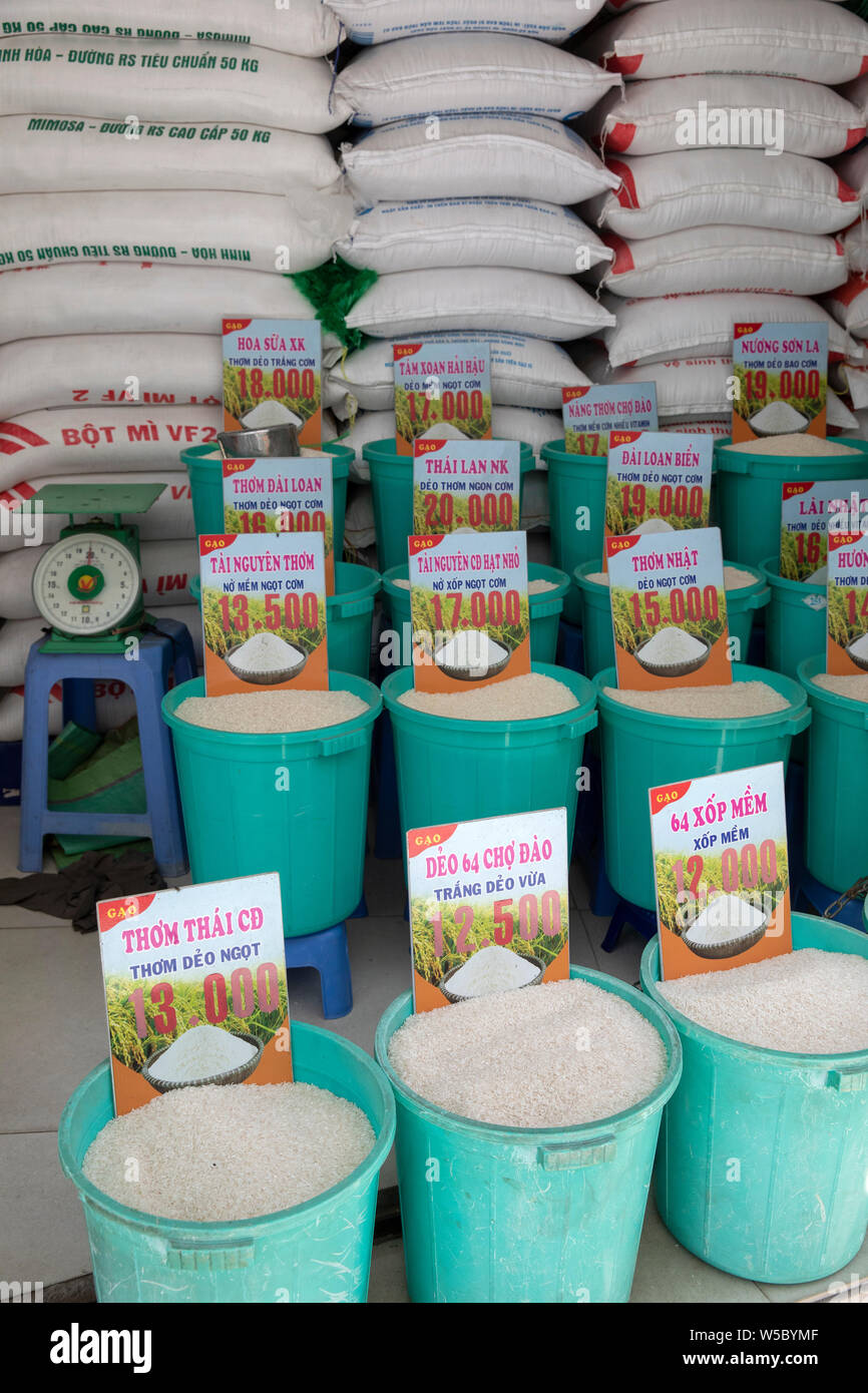 Un negozio di Ho Chi Minh City la vendita di diverse varietà di riso alla rinfusa. Il Vietnam è il secondo maggior esportatore e produttore di riso nel mondo. Foto Stock