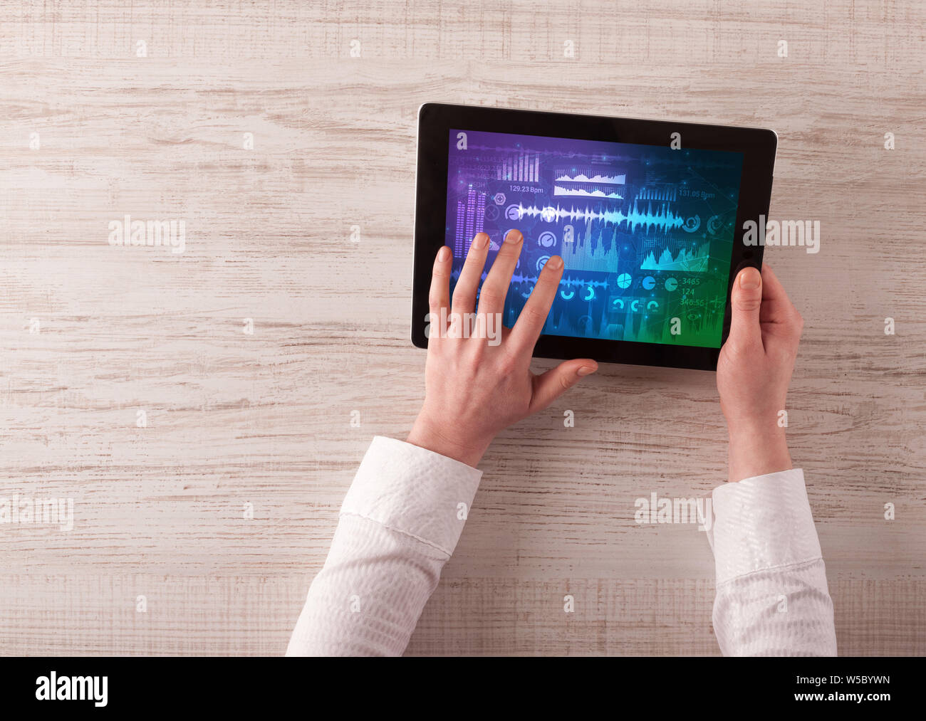 Mano toccando tablet con forme d'onda e sound design concept Foto Stock