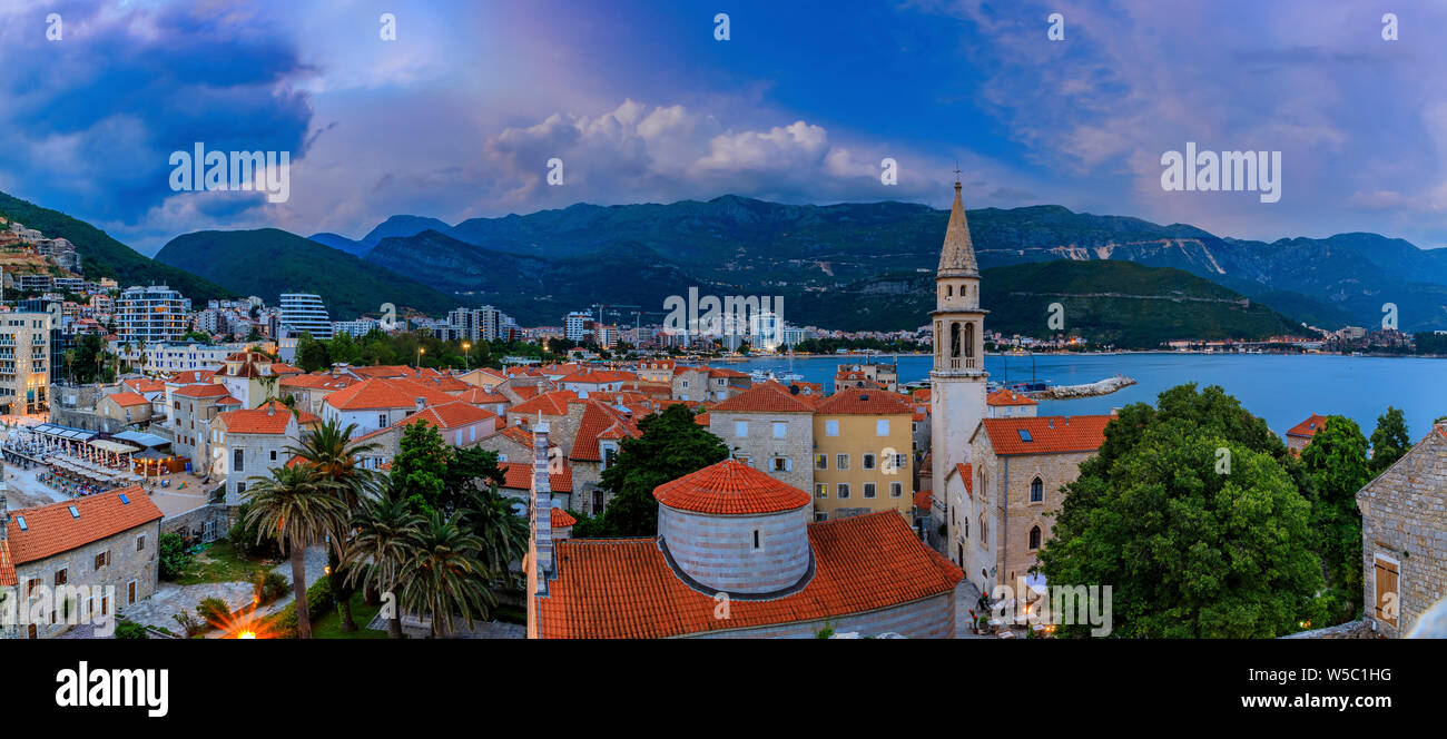 Tramonto vista aerea di Budva Old Town dalla Cittadella con la chiesa della Santa Trinità e del Mare Adriatico in background in Montenegro, Balcani Foto Stock
