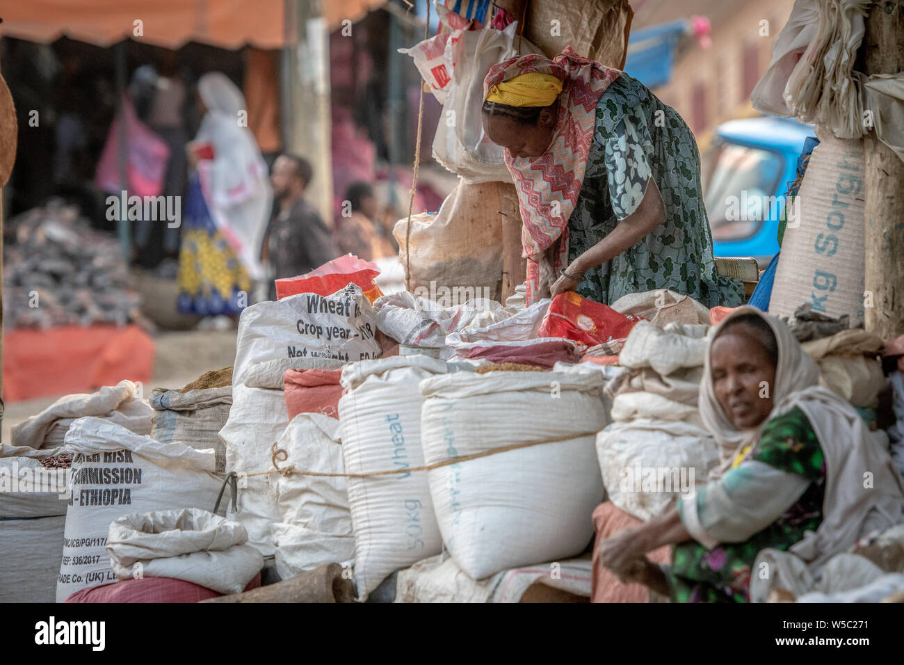 Donne disimballaggio dei prodotti destinati al mercato dei luoghi di Mekele, Etiopia. Donne disimballaggio dei prodotti destinati al mercato dei luoghi di Mekele, Ethiop Foto Stock