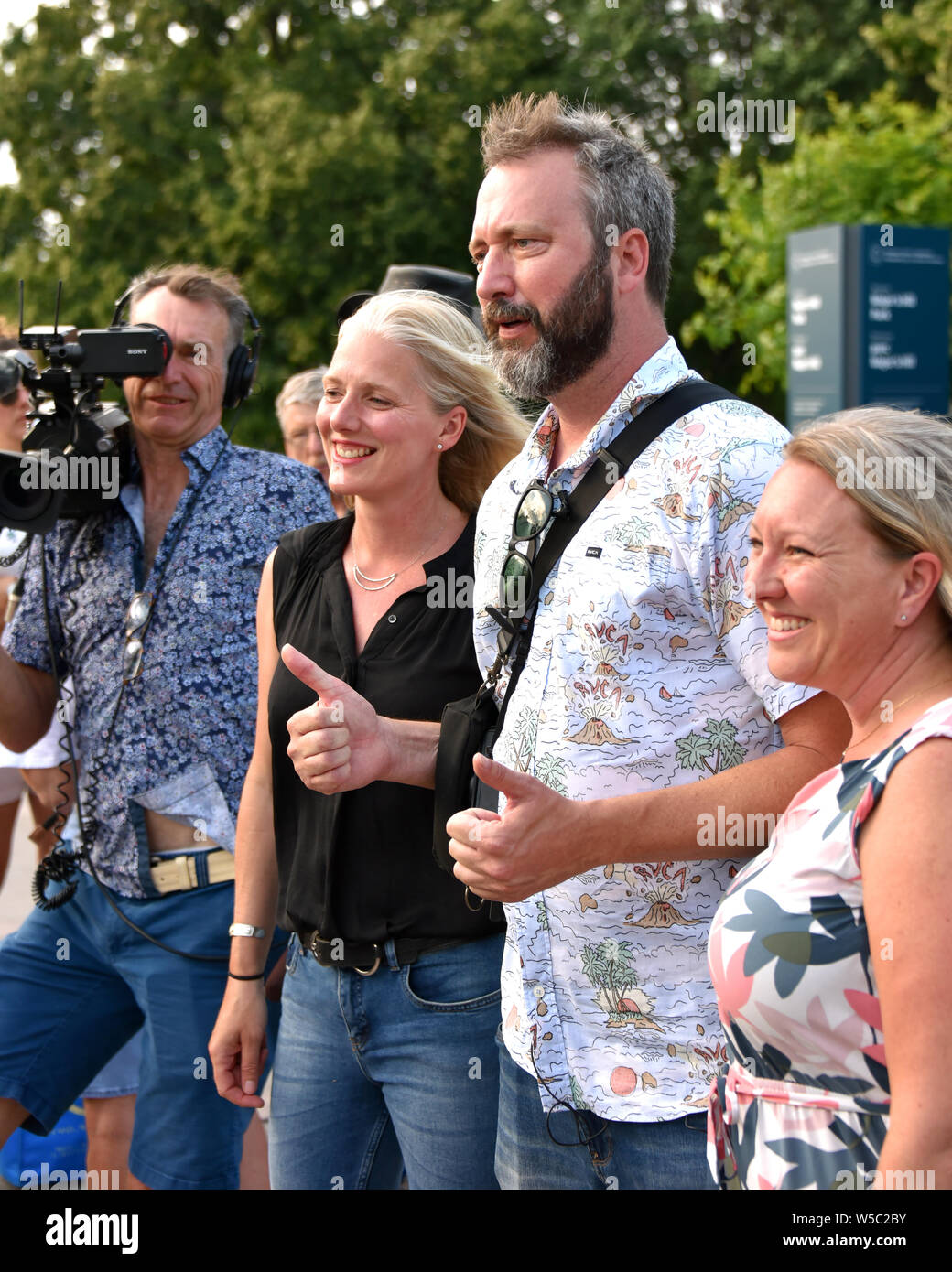Ottawa, Canada - 27 Luglio 2019: Ottawa nato il comico Tom Green al rally ha invitato il pubblico a unirsi in uno sforzo per evitare una proposta aggiunta al Chateau Laurier che molte persone si sentono non è appropriato per l'iconico hotel. Egli è con il Ministro dell'ambiente, Catherine McKenna, L e mp Mona Fortier,. Foto Stock