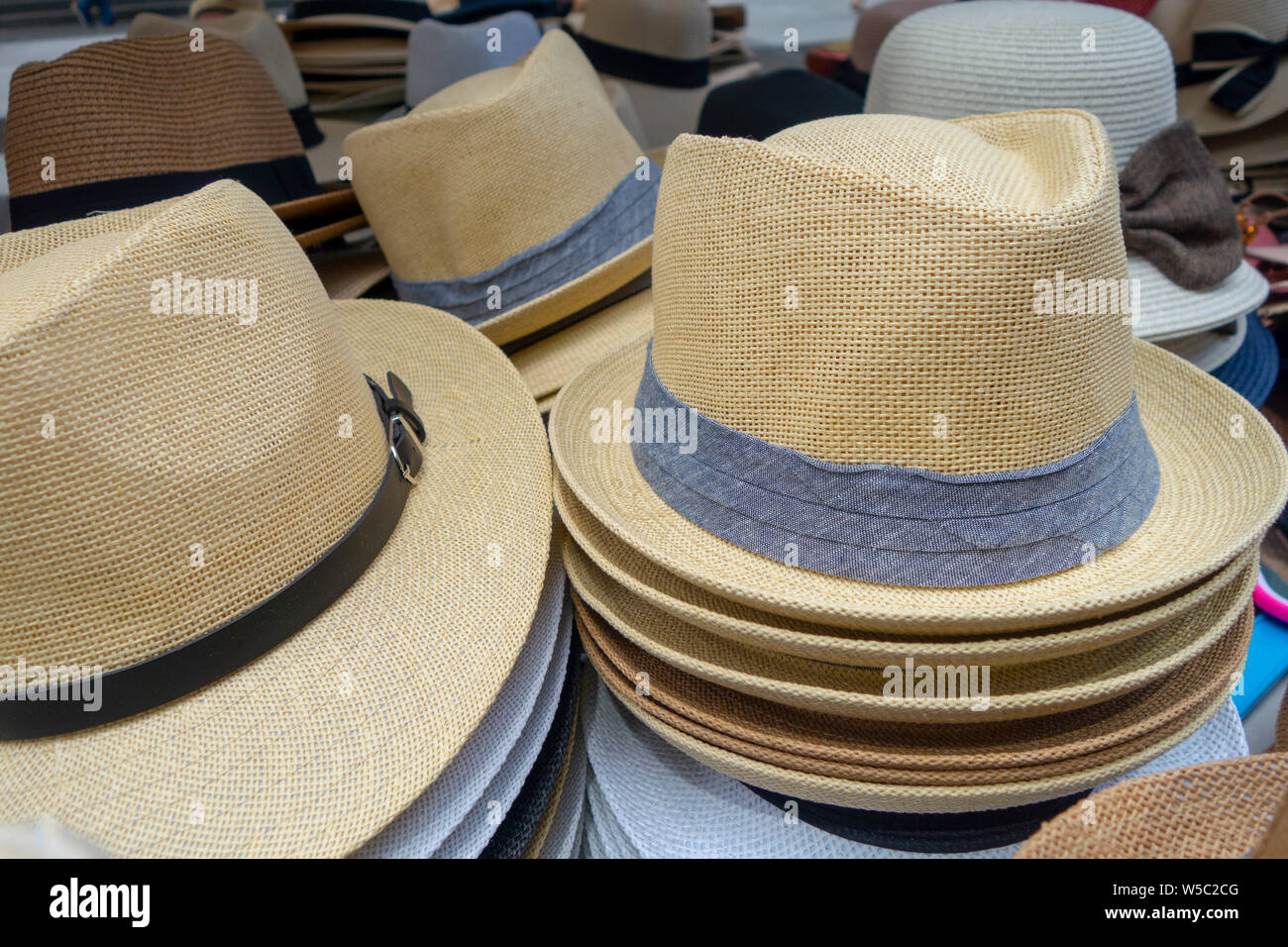 Orlo impilati cappelli con banda a un mercato della moda Foto Stock
