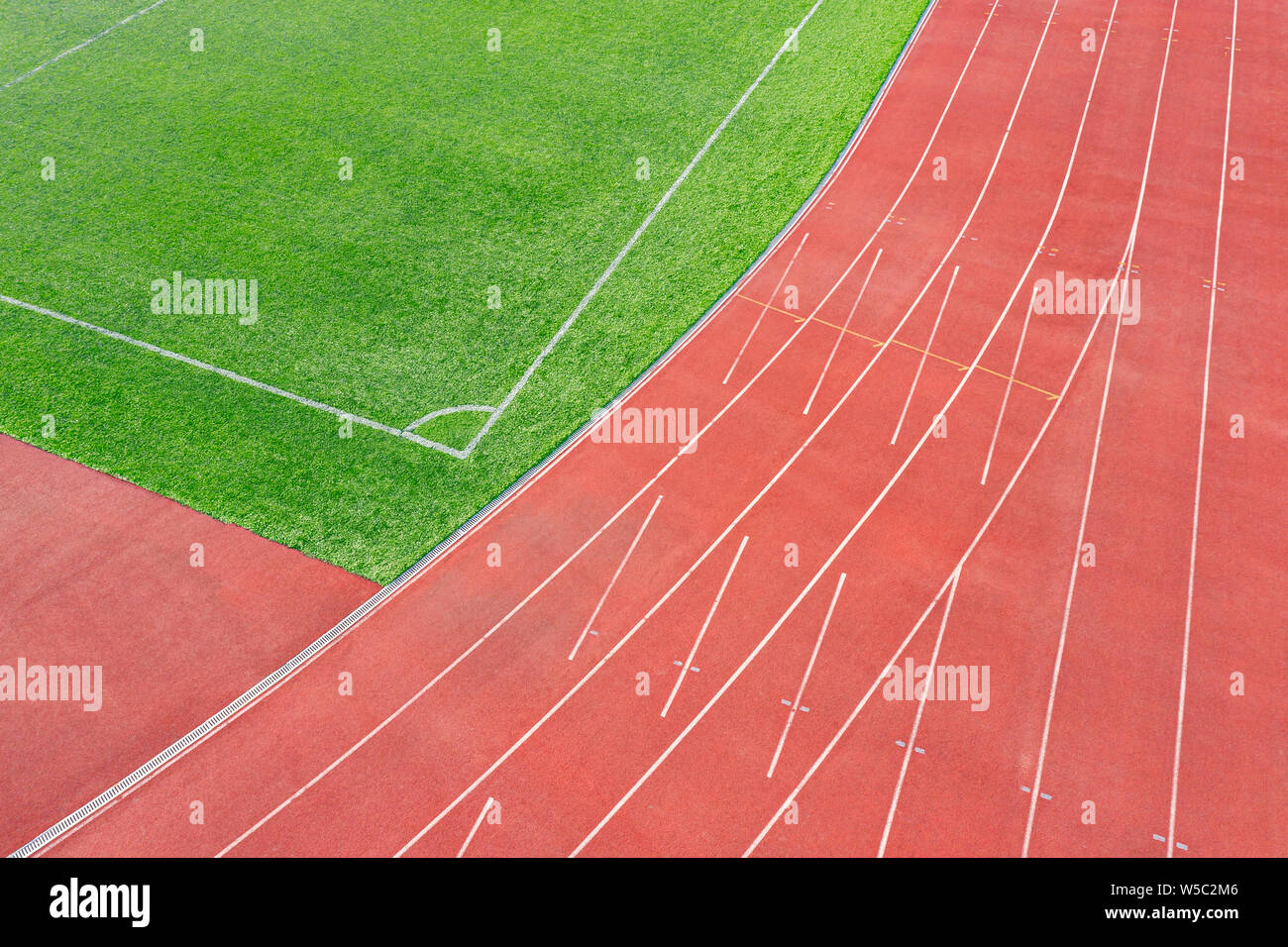 Vista aerea di un rosso acceso per esterni via in athletic stadium Foto Stock