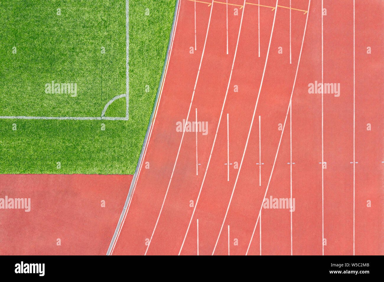 Vista aerea di corsie in pista da corsa e un angolo di campo di calcio Foto Stock