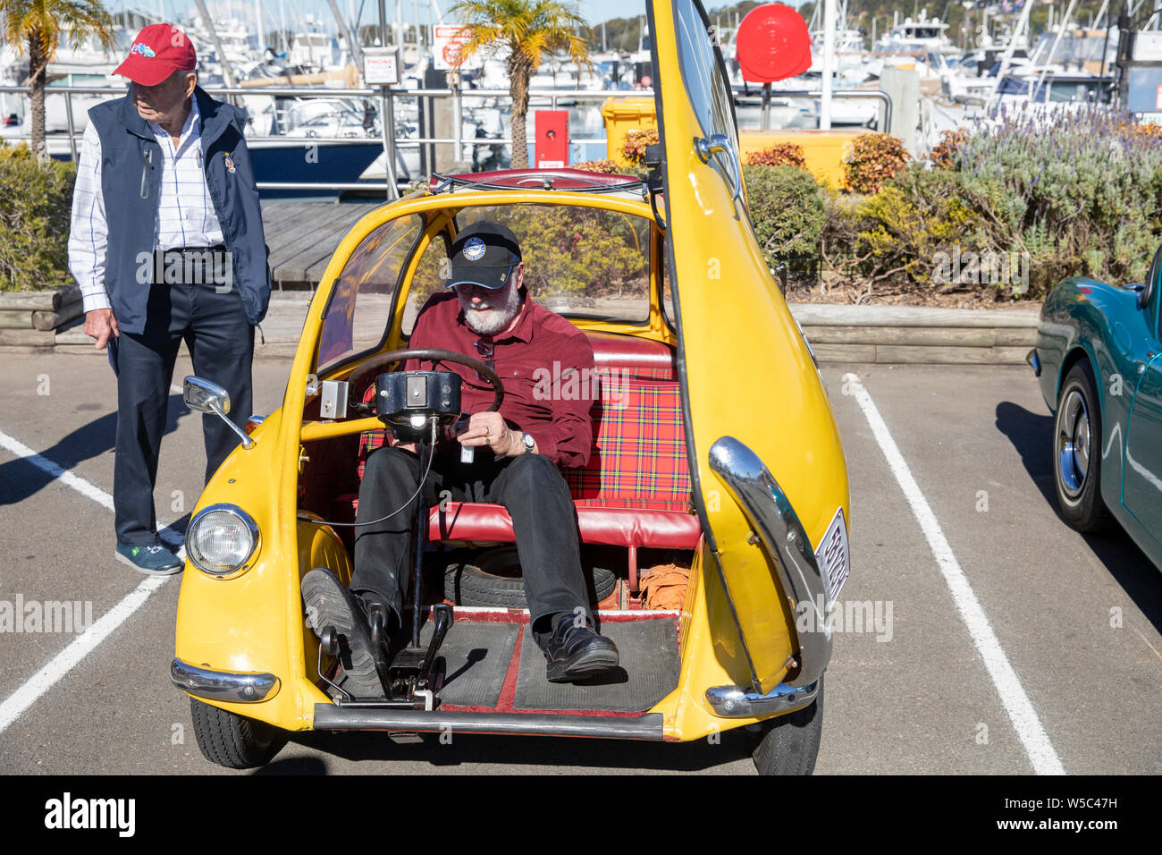 Proprietario seduto nel sedile del guidatore Trojan 200 classic bubble auto,Sydney car show,l'Australia Foto Stock