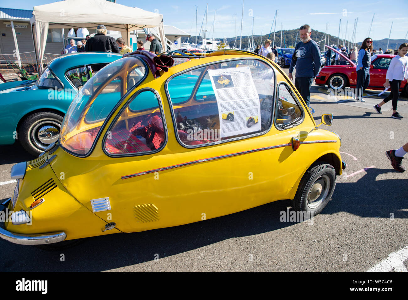 Giallo 1962 Trojan 200 classic autovettura sul visualizzatore in corrispondenza di un'auto d'epoca mostrano in Newport,Sydney , Australia Foto Stock