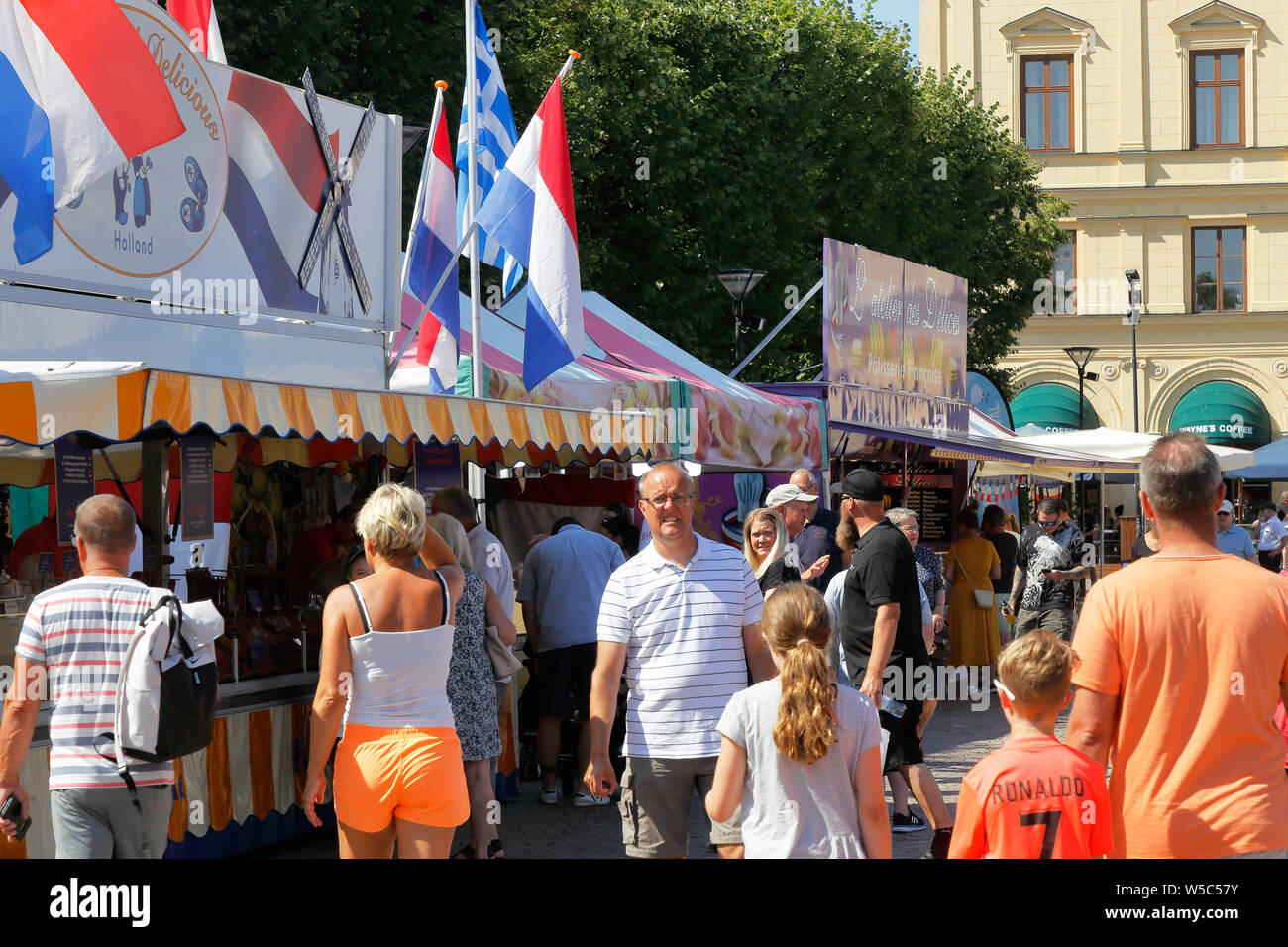 Karlstad, Svezia - 26 Luglio 2019: vista di una affollata piazza cittadina che ospita una cucina internazionale evento. Foto Stock