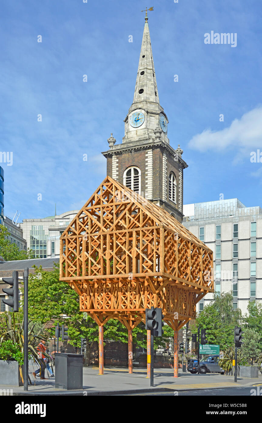 Paleys Pilers su legno di larice legname costruzione del telaio in corrispondenza di un sito dove Geoffrey Chaucer vissuto in Aldgate accanto a St Botolph chiesa città di Londra Inghilterra REGNO UNITO Foto Stock