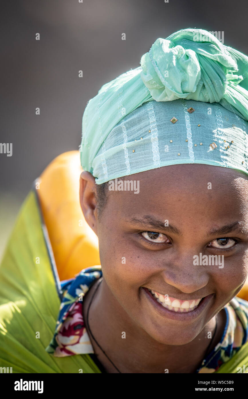 Una donna etiope sorridere per la fotocamera, Debre Berhan, Etiopia Foto Stock