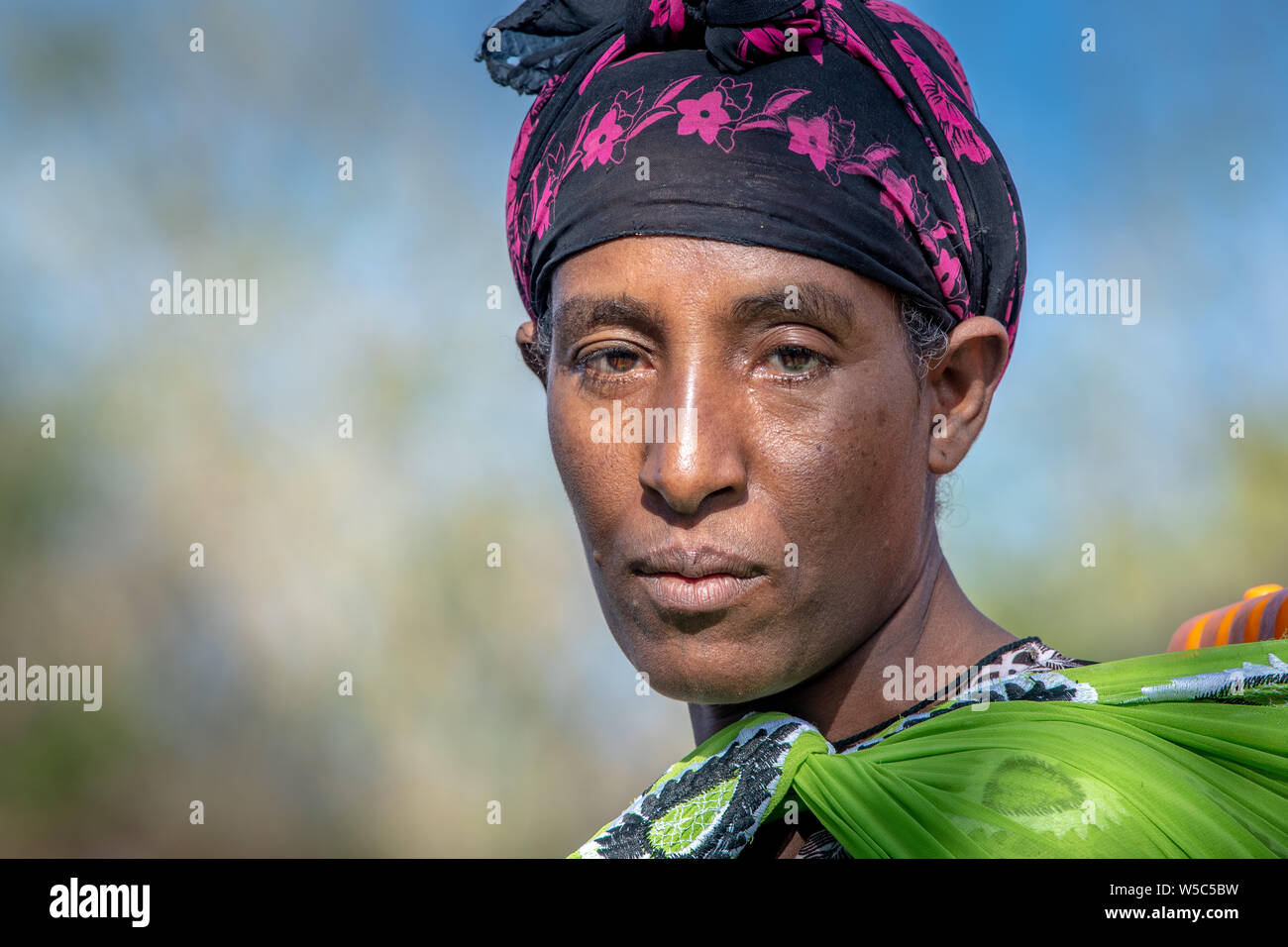 Un ritratto di una donna etiope in abiti colorati, Debre Berhan, Etiopia Foto Stock