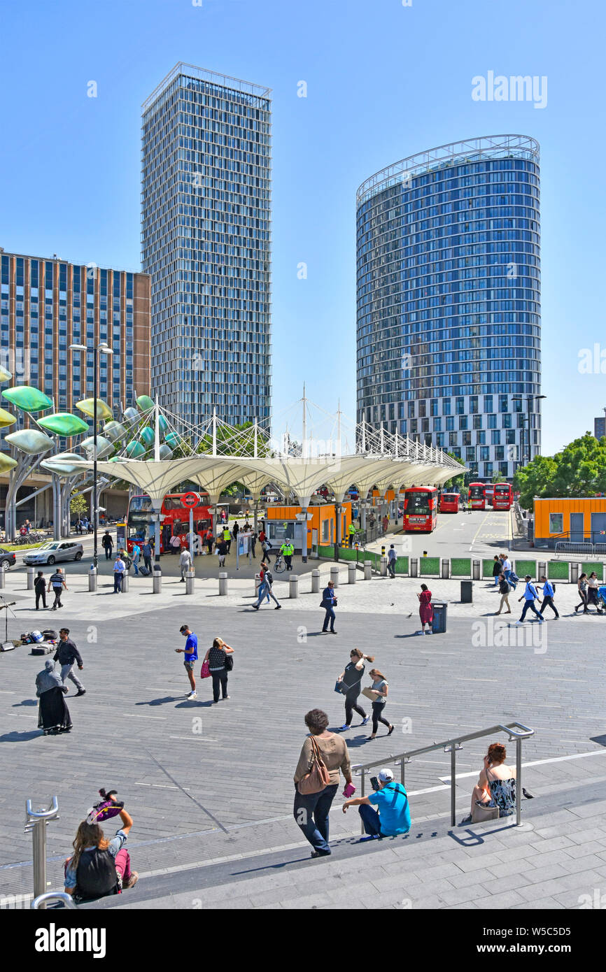 I mezzi di trasporto pubblico bus e stazione ferroviaria concourse con alto e moderno grattacielo apartment building & office block Stratford East skyline di Londra REGNO UNITO Foto Stock