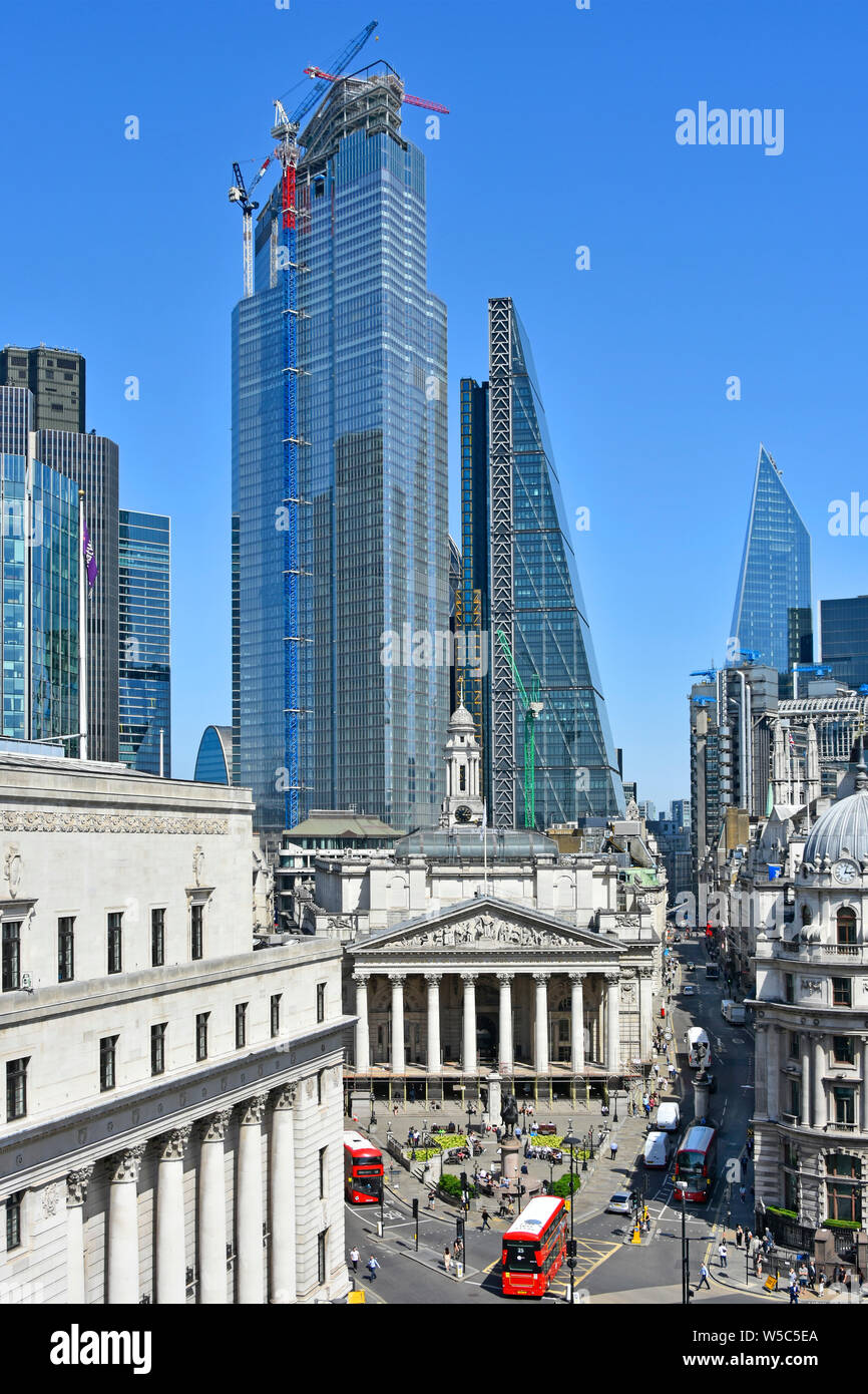 City of London cityscape skyline a 22 Bishopsgate landmark grattacielo sito in costruzione al di là di Royal storico edificio della Borsa Londra Inghilterra REGNO UNITO Foto Stock