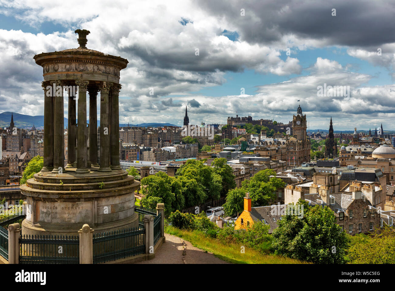 Vista dalla collina Caltoun con il Dugald Steward monumento nel centro storico della città con il Castello di Edimburgo, Edimburgo, Scozia, Regno Unito Foto Stock