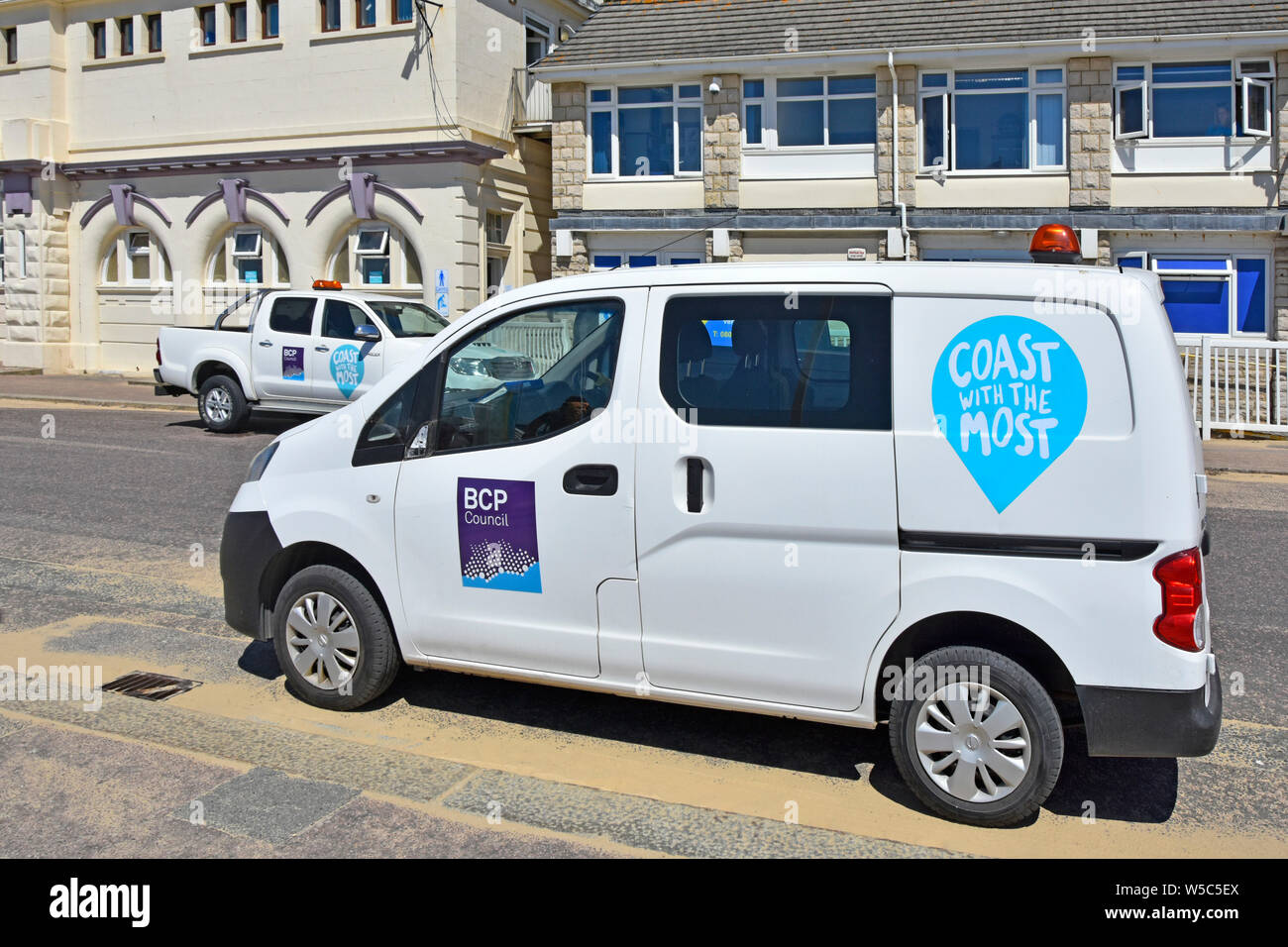 Bournemouth Christchurch & Poole spiaggia del consiglio i veicoli con 'coast con la piu' slogan parcheggiato a BCP lungomare uffici gestione Dorset England Regno Unito Foto Stock