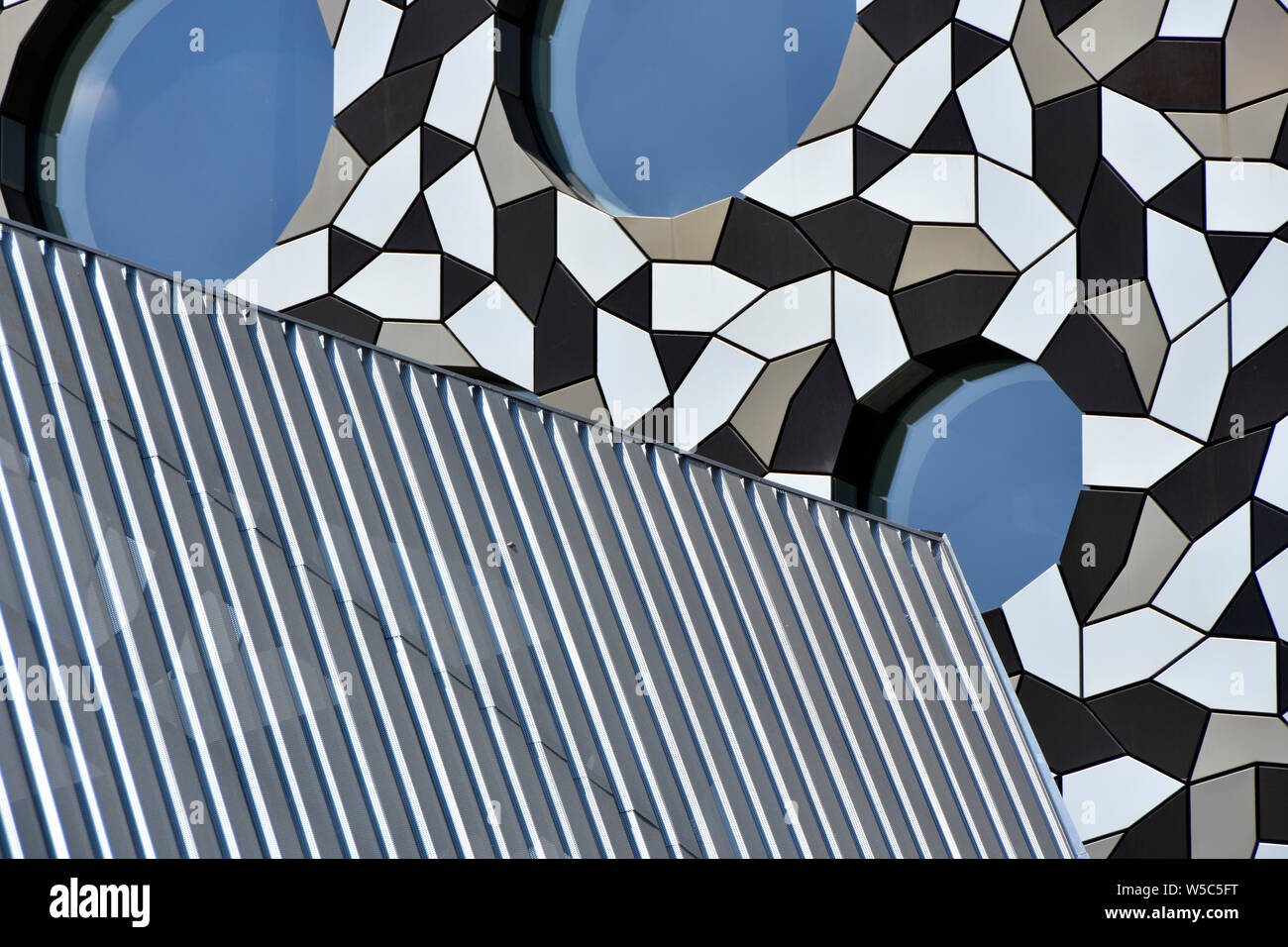 Abstract architettura immagine del corrugato rivestimento grigio con sfondi di Black & White forme in sezione di un nuovo edificio moderno Londra Inghilterra REGNO UNITO Foto Stock