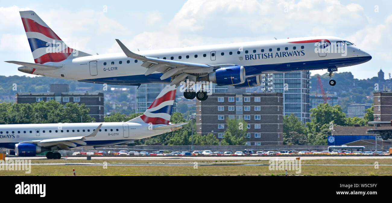 Vista laterale della British Airways atterraggio aereo Aeroporto London City BA piano rullaggio pronto per decollare alloggiamento al di là Silvertown Newham East London REGNO UNITO Foto Stock