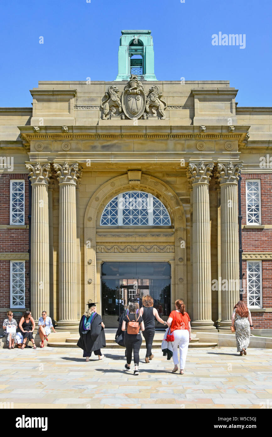 Edge Hill campus universitario ingresso famiglia & amici al giorno di graduazione eventi per confermare studente istruzione gradi Ormskirk Lancashire England Regno Unito Foto Stock