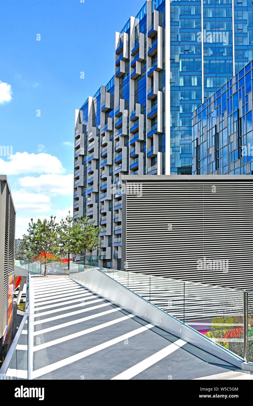 Strisce marciapiede a "la marea" parco lineare di collegamento lungo il fiume Tamigi su elevati cammina accanto a edifici moderni penisola Greenwich Londra Inghilterra REGNO UNITO Foto Stock