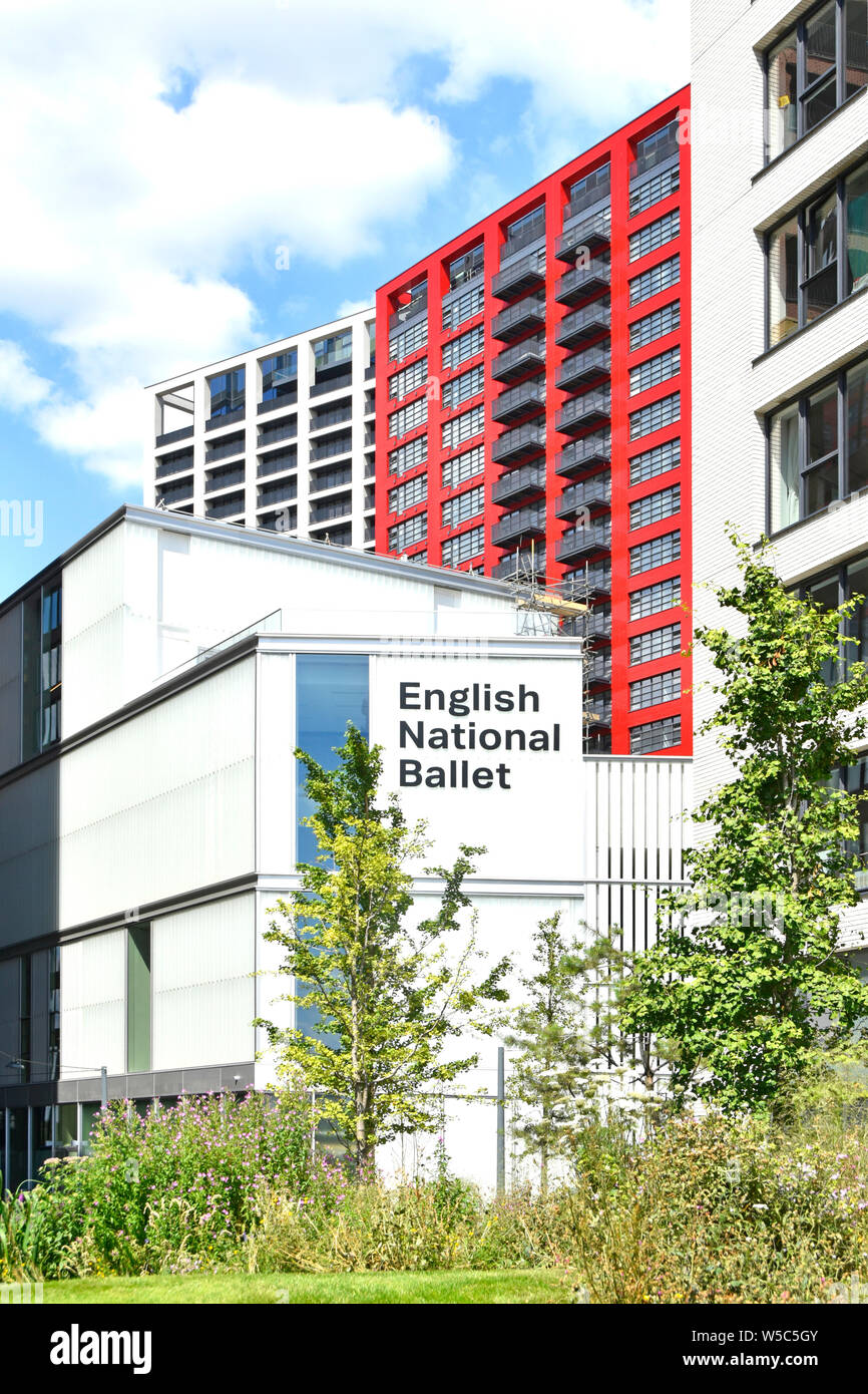 English National Ballet e le sue scuole hanno costruito uffici studio e spazi di prova tra gli appartamenti London City Island Canning Town UK Foto Stock