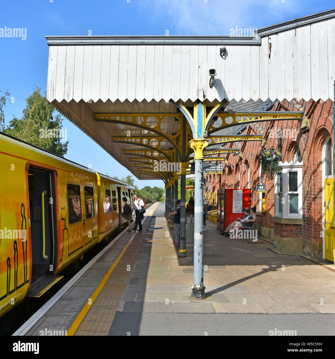 Ormskirk Merseyrail linea di derivazione vittoriana elencati vecchia stazione ferroviaria piattaforma di costruzione & electric treno passeggeri partono circa Lancashire England Regno Unito Foto Stock