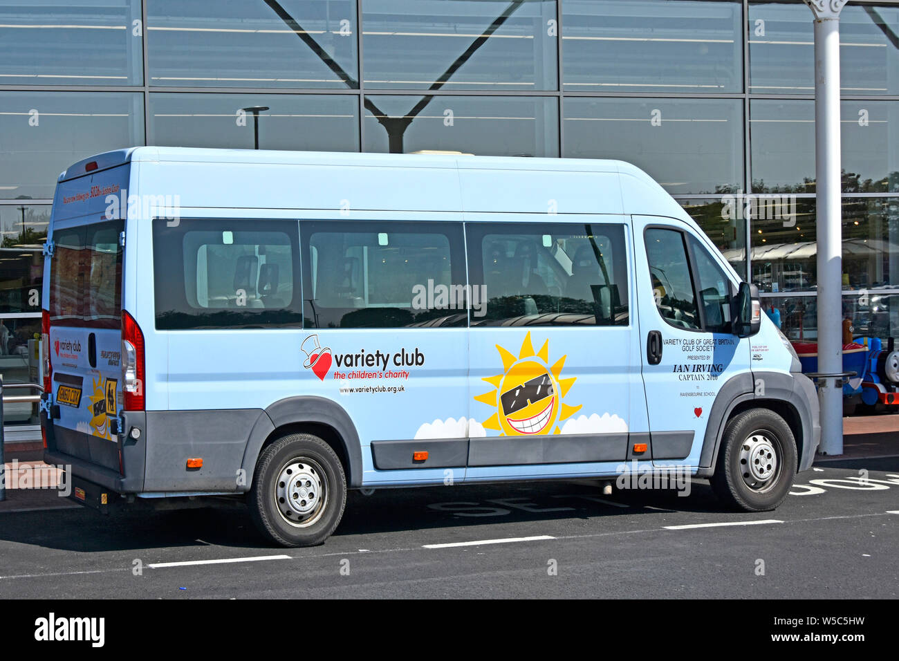 Fiat Ducato sunshine pullman dalla varietà Club di carità per bambini che assicurano il trasporto di beneficenza aiutando giovani disabili di ottenere informazioni Inghilterra REGNO UNITO Foto Stock