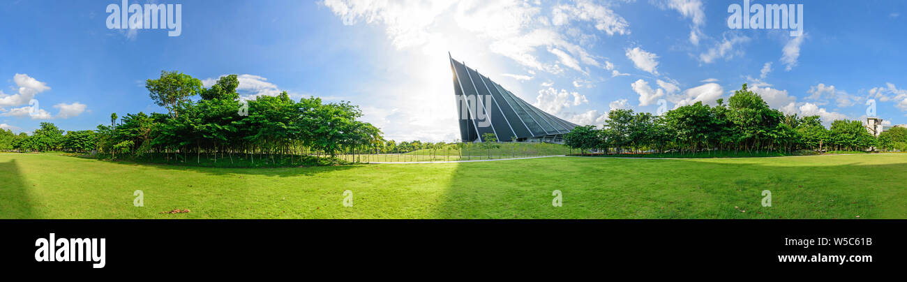 360 panorama del parco verde nel Principe Mahidol Hall edificio della Mahidol university Foto Stock