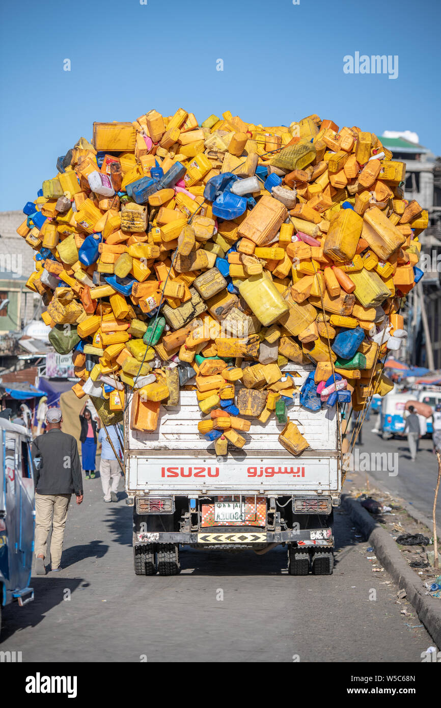 Un motore Isuzu Truck sovraccaricato con bottiglie di plastica e contenitori, Berhan, Etiopia Foto Stock