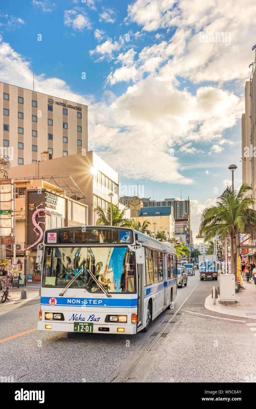 Kokusai dori street che significa international street dove la città di Naha non-passo bus va. Foto Stock