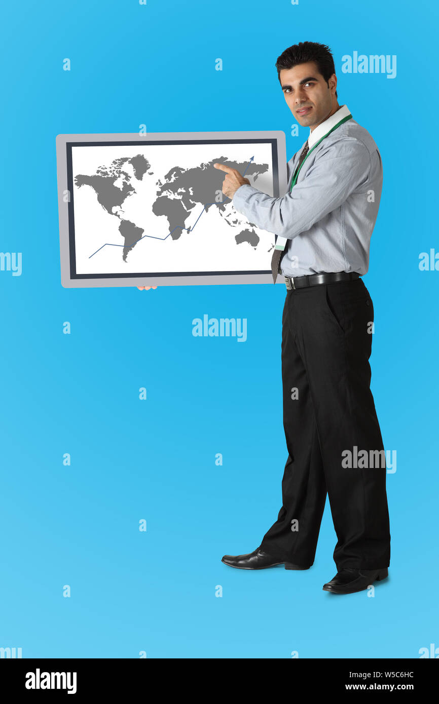 Uomo d'affari che mostra una mappa del mondo Foto Stock