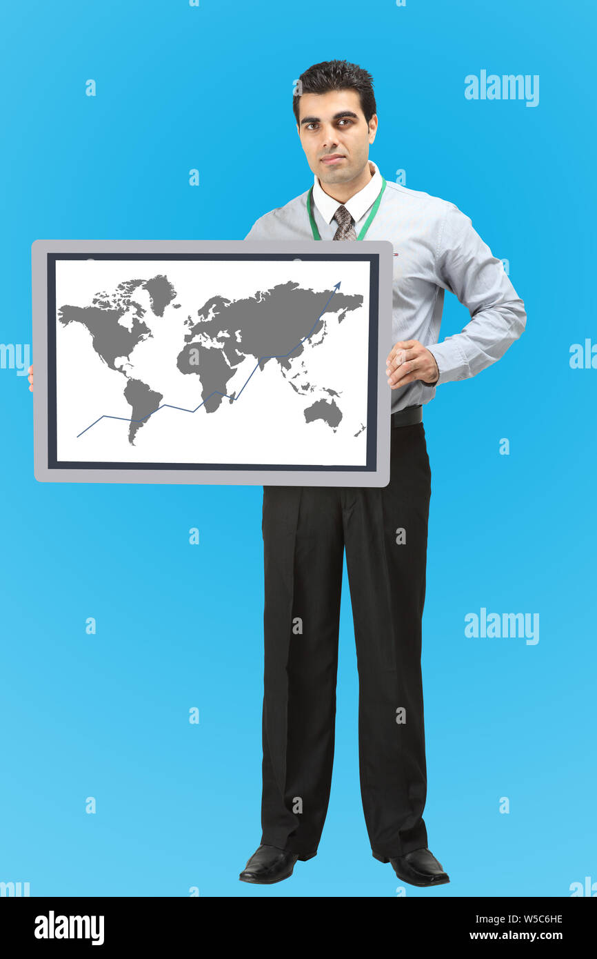 Uomo d'affari che detiene una mappa del mondo Foto Stock