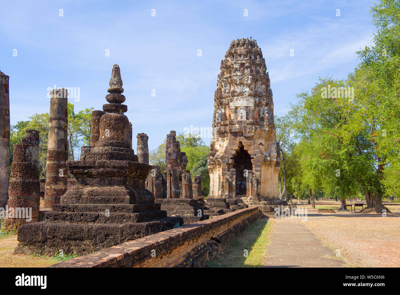 Giornata di sole sulle rovine dell antico tempio buddista di Wat Phra Pai Luang. Sukhothai, Thailandia Foto Stock