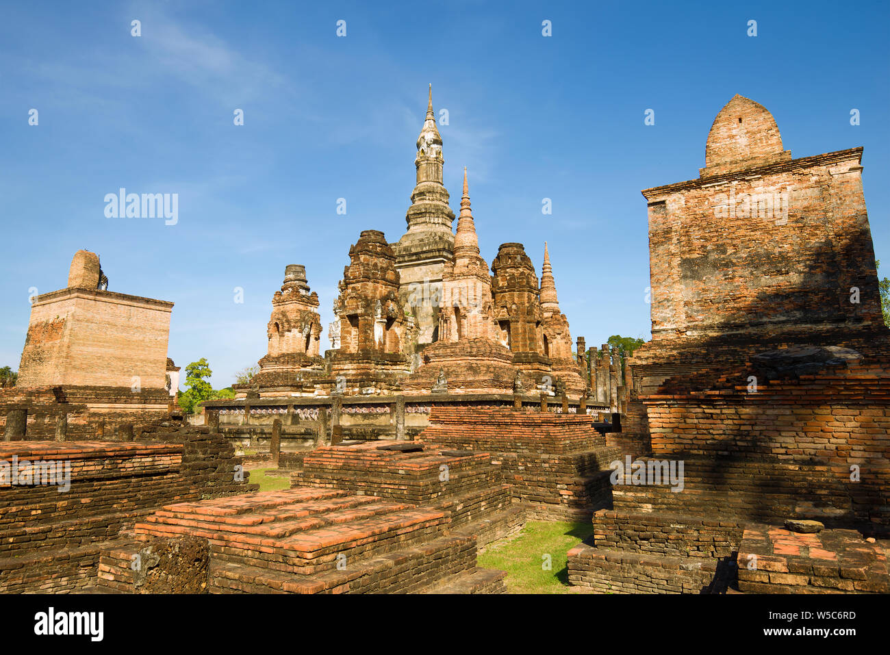 Giornata di sole sulle rovine dell antico tempio buddista di Wat Mahathat. Parco storico di Sukhothai, Thailandia Foto Stock