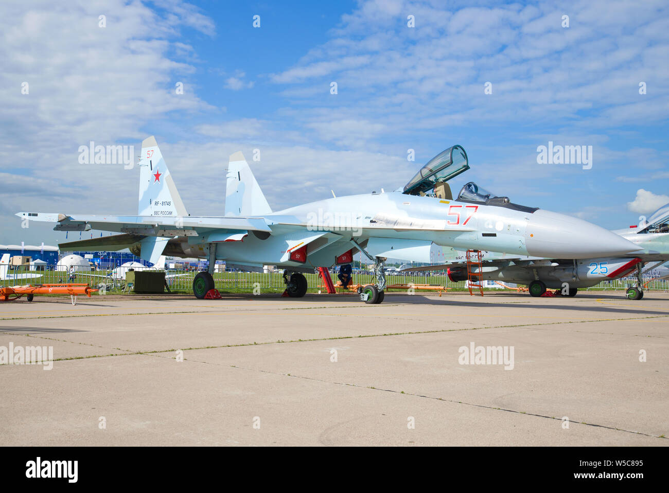 ZHUKOVSKY, RUSSIA - Luglio 20, 2017: Russo multi funzionale fighter Su-35s sul MAKS-2017 air show Foto Stock