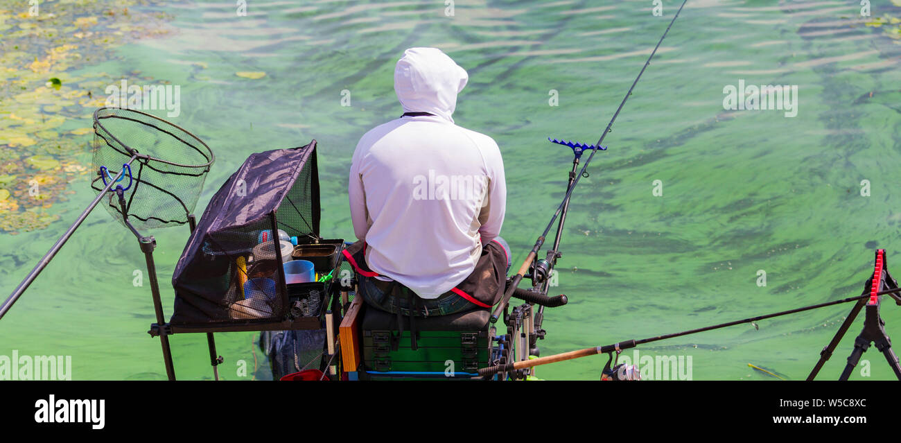 Uomo pesci nel fiume su un torneo di pesca Foto Stock