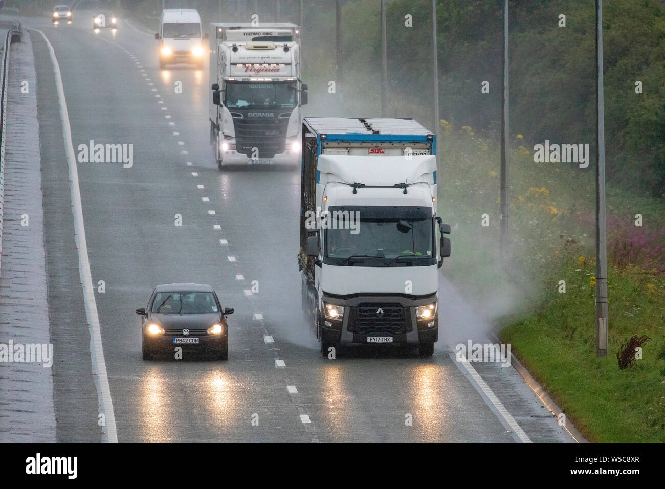 A nord-ovest, UK. Regno Unito: Meteo Domenica 28 luglio 2019. Un tempo parte anteriore si muove lentamente attraverso il paese oggi da Nord con le temperature dello scambiatore di calore e heavy rain per alcuni come esso si muove lentamente attraverso il Regno Unito come questi automobilisti scoperto su un umido A55 passando per Flintshire, il Galles del Nord © DGDImages/AlamyNews Foto Stock