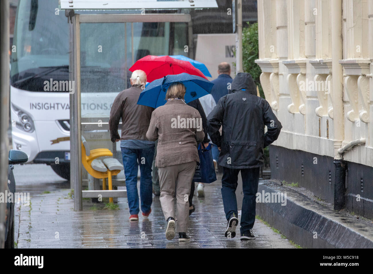 A nord-ovest, UK. Regno Unito: Meteo Domenica 28 luglio 2019. Un tempo parte anteriore si muove lentamente attraverso il paese oggi da Nord con le temperature dello scambiatore di calore e heavy rain per alcuni come esso si muove lentamente attraverso il Regno Unito come questi visitatori della città scoperto città di Chester, Cheshire © DGDImages/AlamyNews Foto Stock