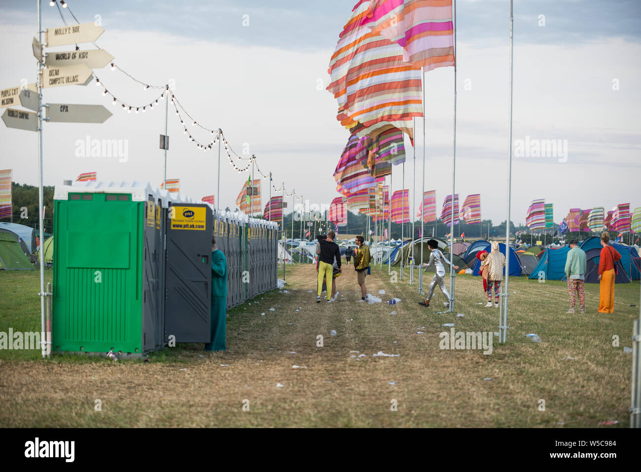 WOMAD Festival, Charlton Park, Wiltshire, Regno Unito. Il 28 luglio 2019. La domenica mattina presto scene a WOMAD, tra le 05:30-06:30, con late night festaioli stare sveglio fino alle prime ore del mattino, night-shift e della sicurezza dei lavoratori e i mattinieri che ha battuto la doccia code. Credito: Francesca Moore/Alamy Live News Foto Stock
