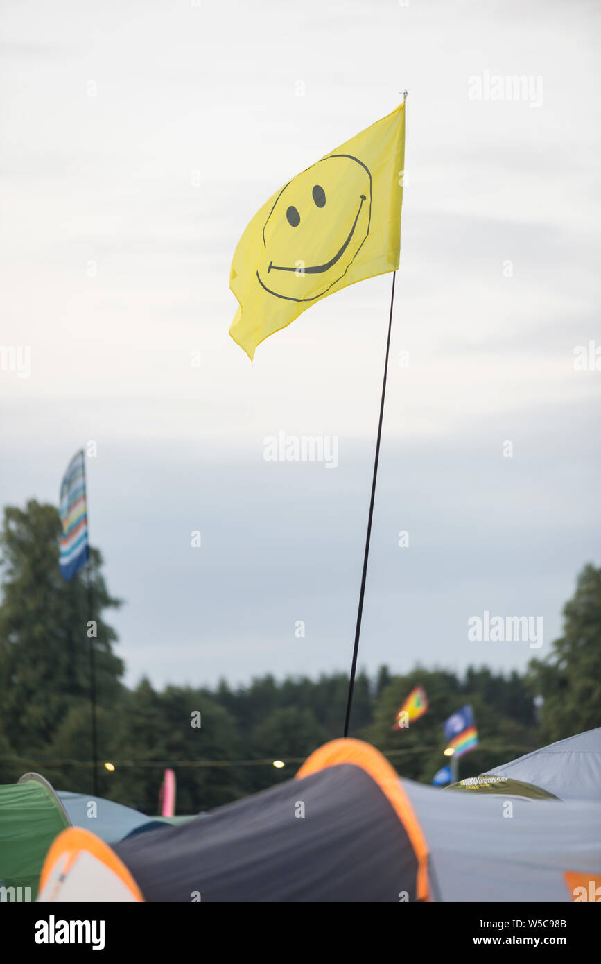 WOMAD Festival, Charlton Park, Wiltshire, Regno Unito. Il 28 luglio 2019. La domenica mattina presto scene a WOMAD, tra le 05:30-06:30, con late night festaioli stare sveglio fino alle prime ore del mattino, night-shift e della sicurezza dei lavoratori e i mattinieri che ha battuto la doccia code. Credito: Francesca Moore/Alamy Live News Foto Stock