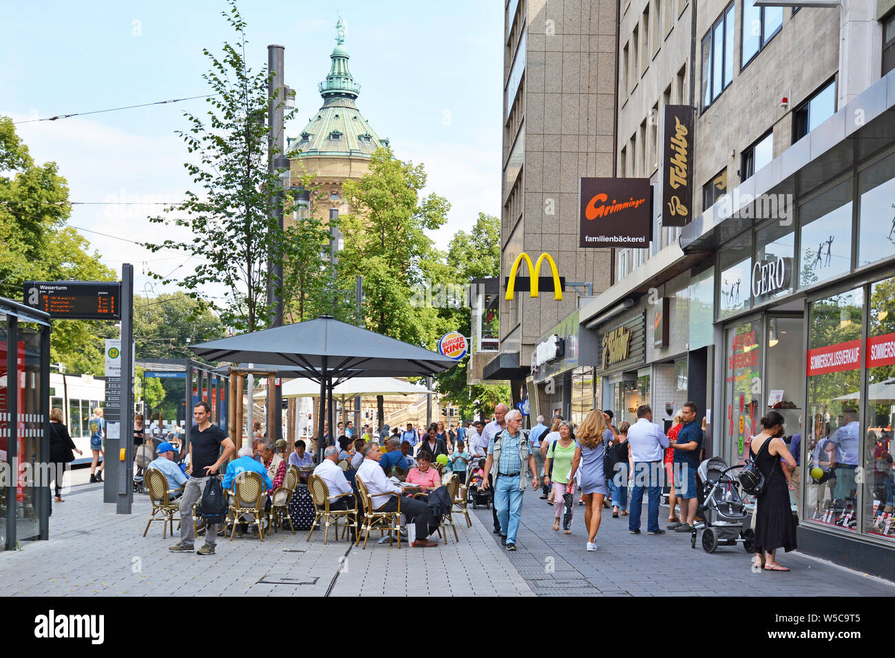 Mannheim, Germania - Luglio 2019: persone passeggiando per il centro di Mannheim con vari negozi e caffè all'aperto nelle calde giornate estive Foto Stock