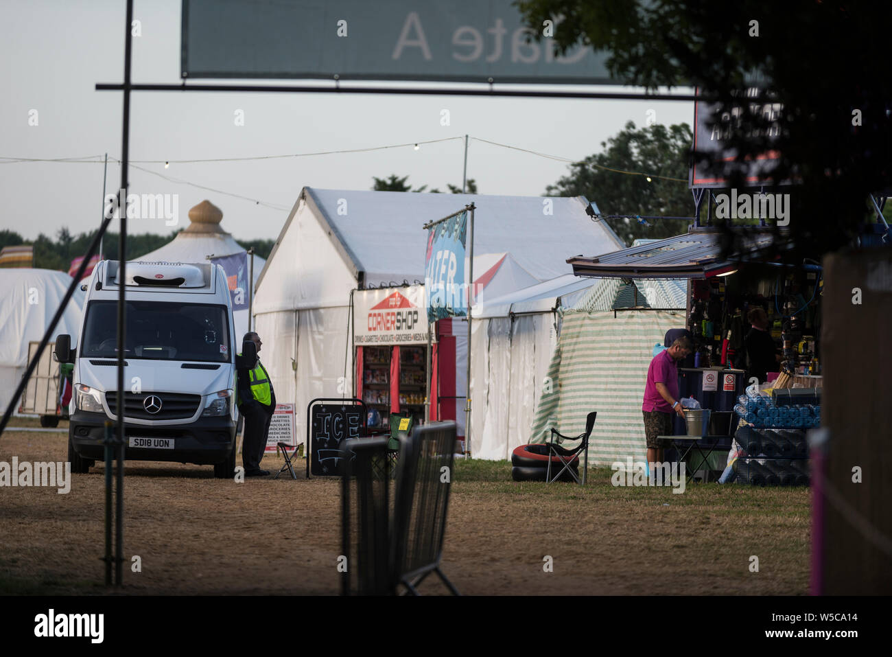 WOMAD Festival, Charlton Park, Wiltshire, Regno Unito. Il 28 luglio 2019. La domenica mattina presto scene a WOMAD, tra le 05:30-06:30, con late night festaioli stare sveglio fino alle prime ore del mattino, night-shift e della sicurezza dei lavoratori e i mattinieri che ha battuto la doccia code. Credito: Francesca Moore/Alamy Live News Foto Stock