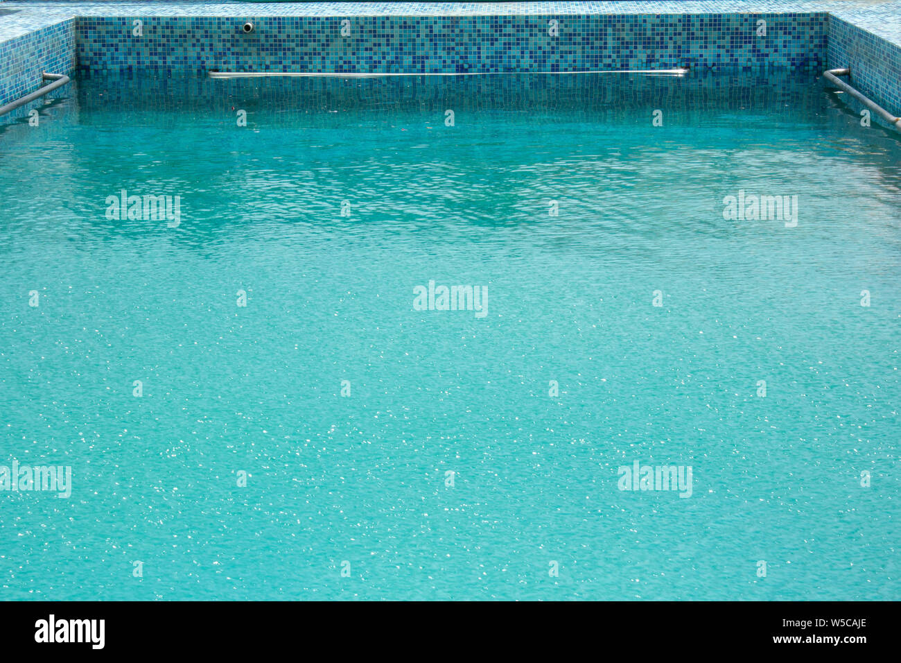 Vista del ripple di acqua in piscina con la riflessione di Sun Foto Stock