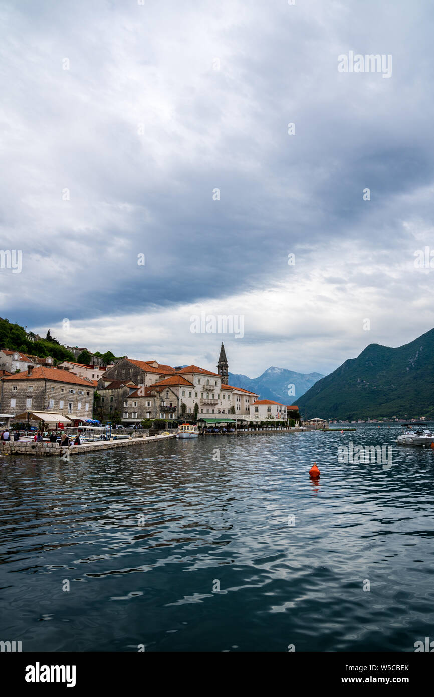 Perast, Montenegro, 18 maggio 2019, Waterside del mondo storica famosa città vecchia con molte persone godendo di estate a ristoranti costieri su una torbida da Foto Stock