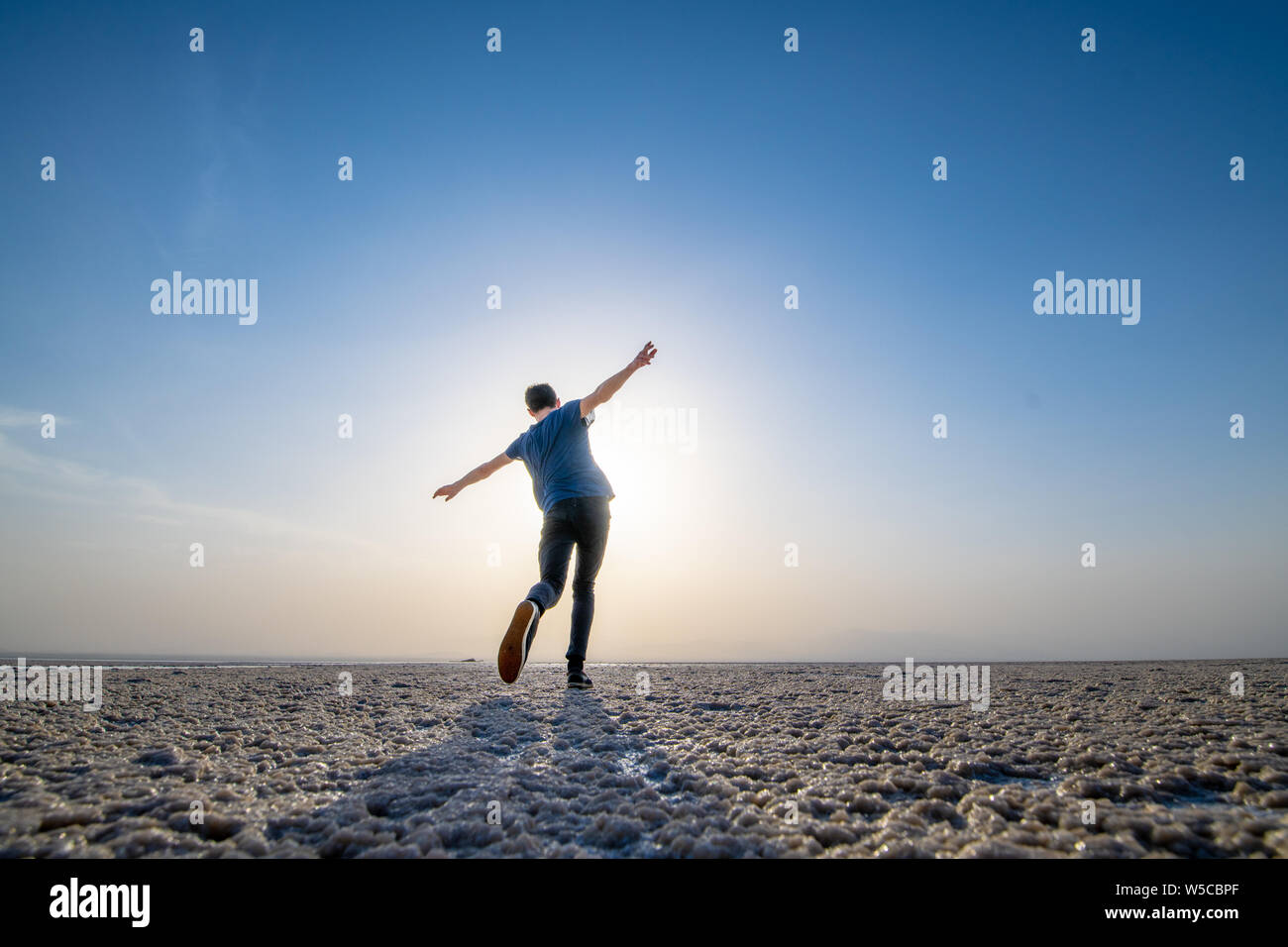 Un uomo stagliano in posa di saline della depressione Danakli, Etiopia. Foto Stock
