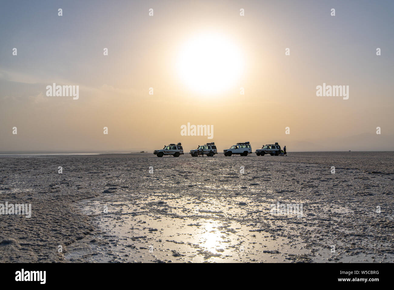 Land Cruiser e turisti nel mezzo di un sale appartamenti nella depressione di Danakil , Etiopia Foto Stock