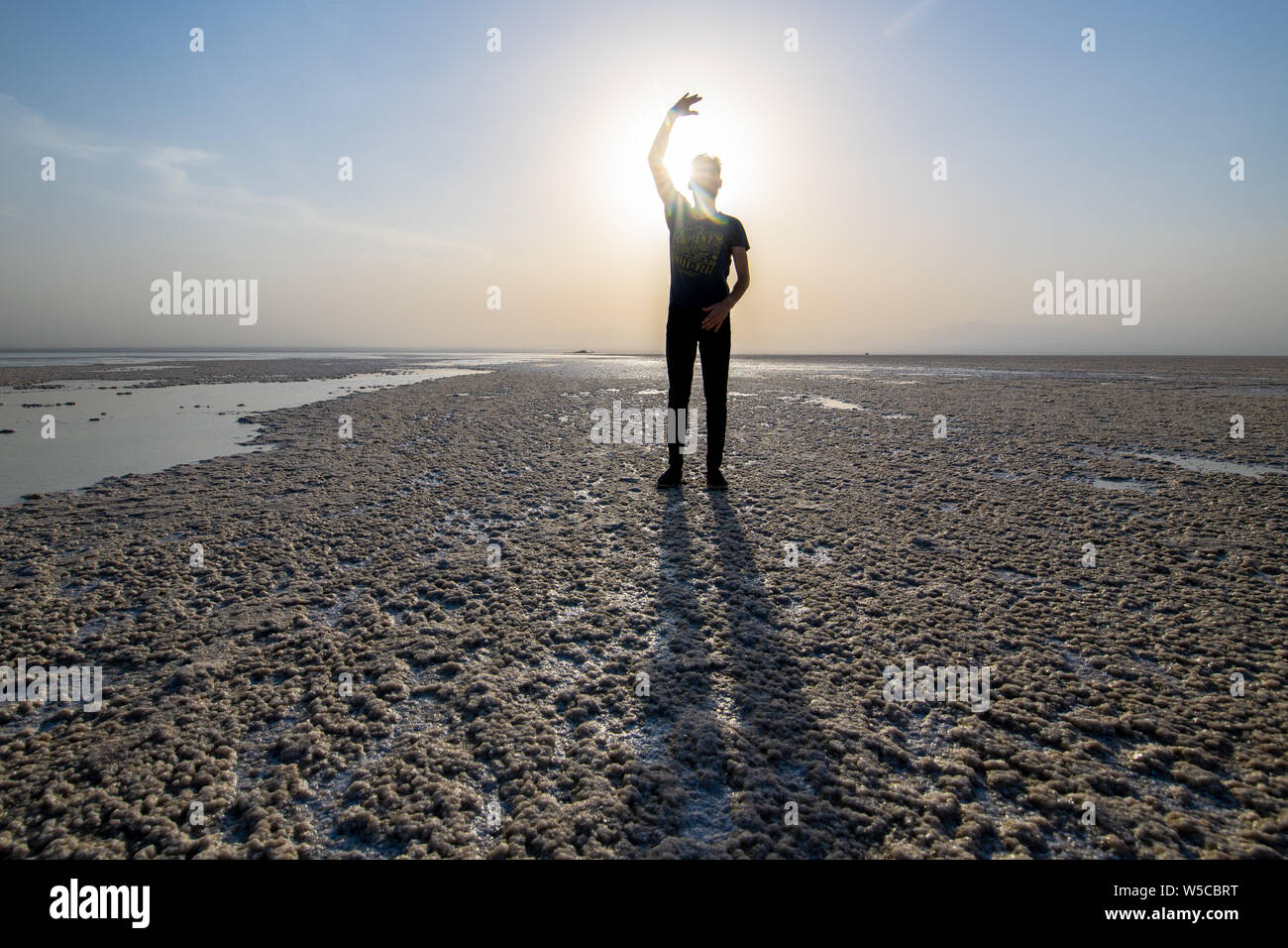 Un uomo stagliano in posa di saline della depressione Danakli, Etiopia. Foto Stock