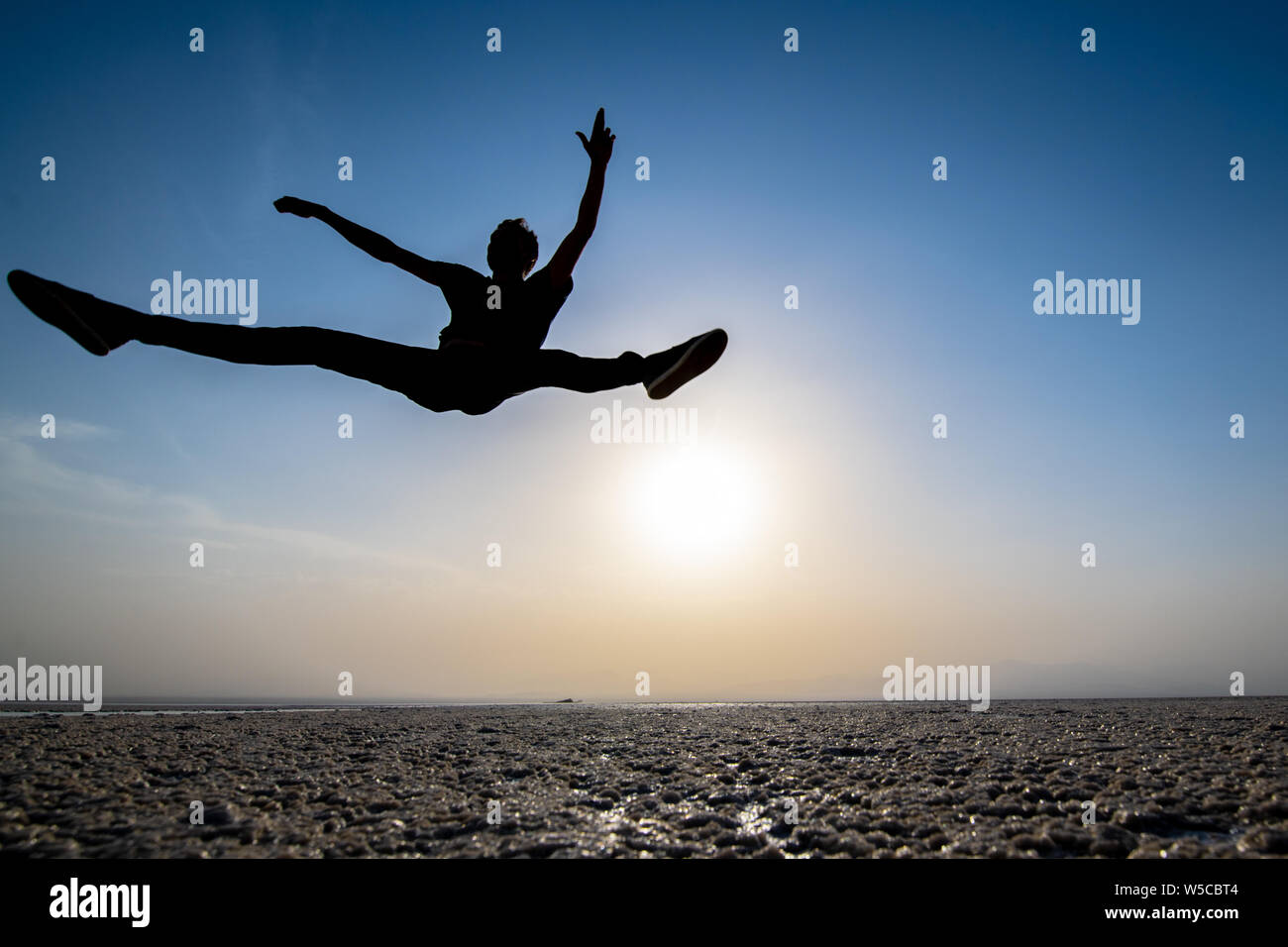 Un uomo stagliano in posa di saline della depressione Danakli, Etiopia. Foto Stock